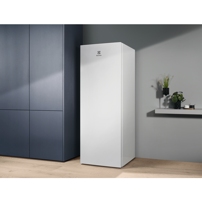 Electrolux - Свободностоящ фризер - LUT1AE32W