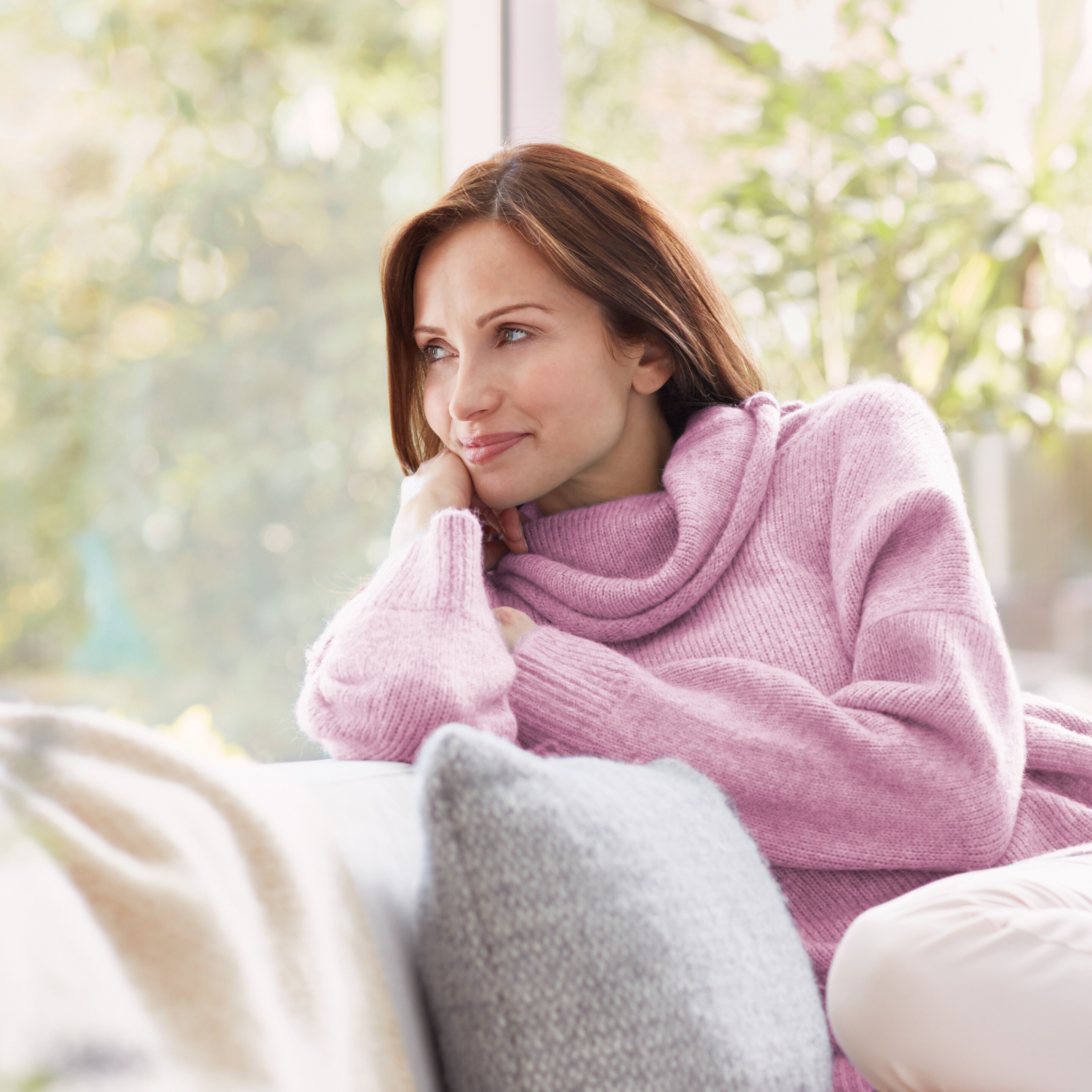 Дама се радва на своя вълнен пуловер