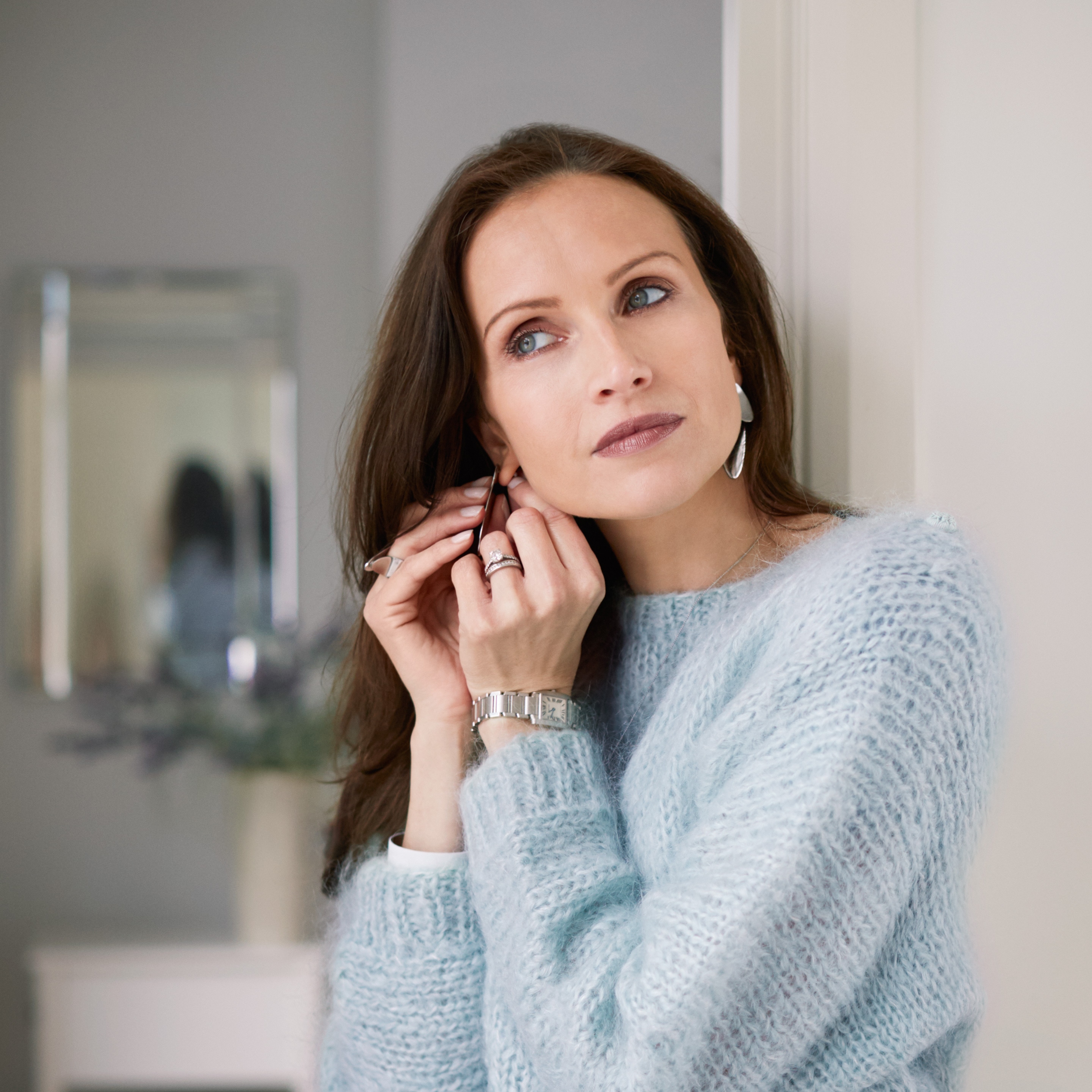 Жена се радва на синия си вълнен пуловер